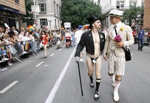 A couple march dressed as bride and groom during the Gay Pride Parade in New York June 26, 2011. REUTERS/Jessica Rinaldi (UNITED STATES - Tags: POLITICS SOCIETY)